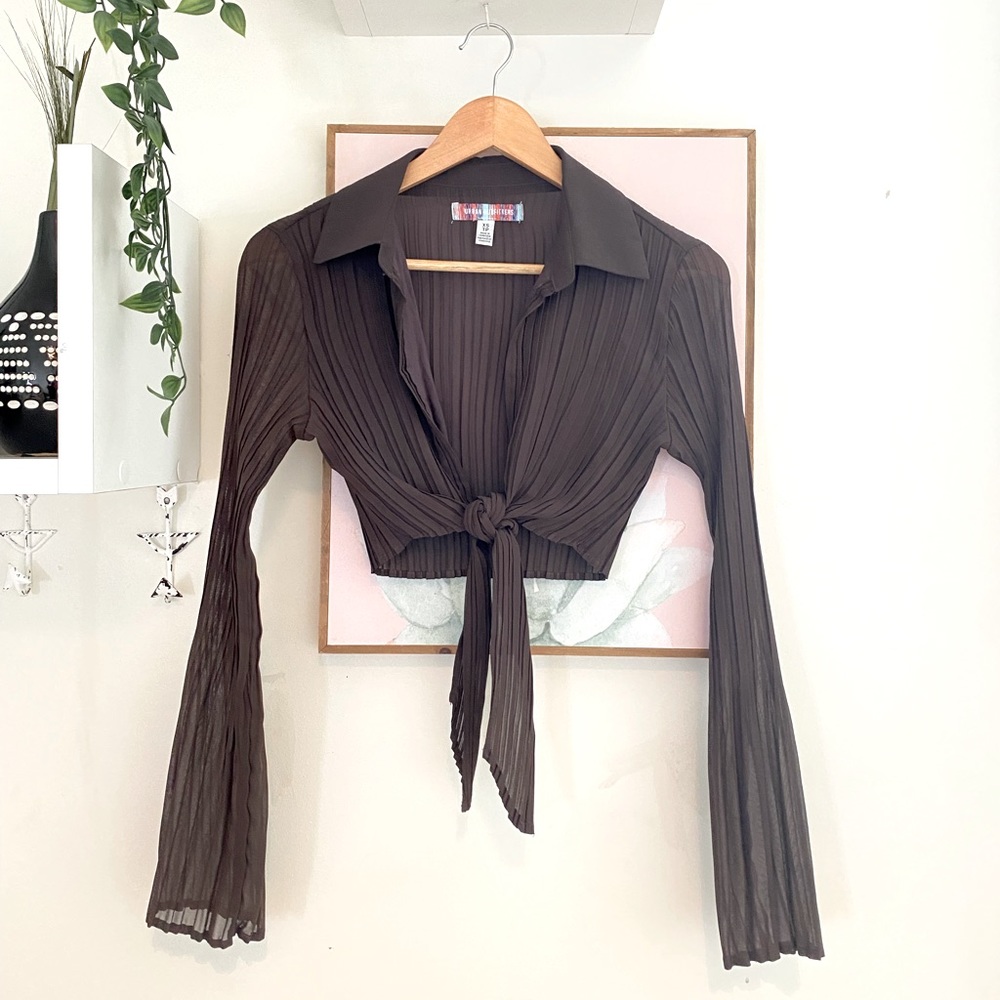 URBAN OUTFITTERS LONG-SLEEVED CROPPED COVER